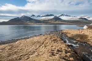 hermosas montañas en stoovarfjorour el pueblo de pescadores en el fiordo este del este de islandia. foto