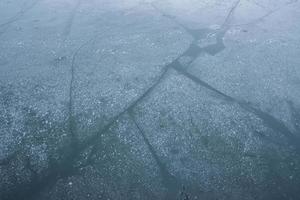 el agua se congela con una capa de hielo flotando en la temporada de invierno de noruega. foto