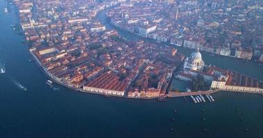 vista del amanecer al centro de la ciudad de venecia, italia video