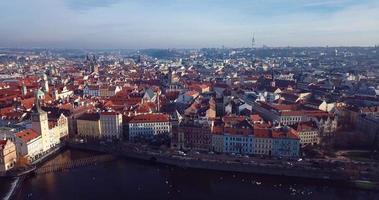vista aérea del puente de carlos que cruza el río vltava en praga, república checa