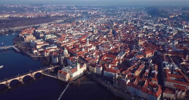 Flygfoto till Charles Bridge som korsar floden vltava i Prag, Tjeckien video