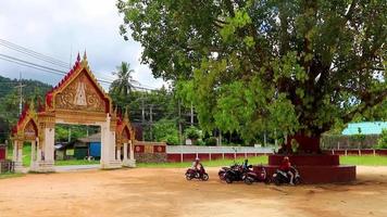 koh samui surat thani thaïlande 2018 architecture colorée de la porte d'entrée temple wat ratchathammaram thaïlande. video