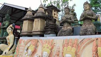 buddha statuen chinesische figuren stupas heilige schreine koh samui thailand. video