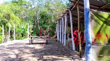 puerto aventuras quintana roo mexiko 2022 erstaunliches blaues türkisfarbenes wasser und kalksteinhöhlensenkloch cenote mexiko. video