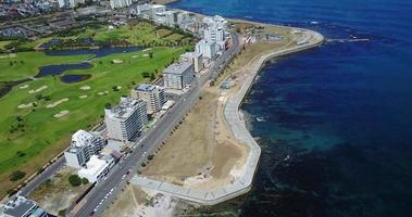 veduta aerea del centro di città del capo con lo stadio e le verdi colline, sud africa video