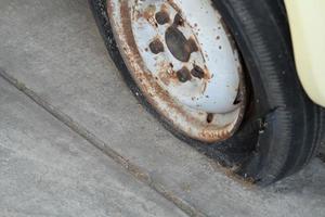 rotura de neumáticos de coche, rueda de neumático vieja de coche foto