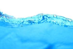 superficie del agua con burbujas, onda de agua aislada en el fondo blanco foto
