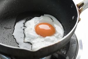 huevo frito en una sartén con yema de huevo grande foto