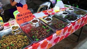 koh samui surat thani tailandia 2018 repugnante venta de comida tailandesa comiendo insectos koh samui tailandia.