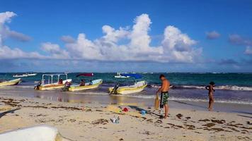 tulum quintana roo mexico 2022 mensen boten caribische kust en strand panorama uitzicht tulum mexico. video