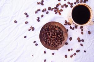 fondo de café y granos de café aislados en blanco