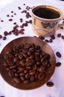 fondo de café y granos de café aislados en blanco