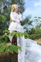enfoque selectivo de las mujeres que llevan un vestido de novia típico de java, indonesia foto
