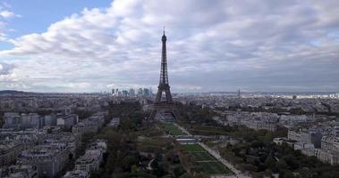 Luftbild zum Eiffelturm und in der Nähe von Orten in Paris, Frankreich video