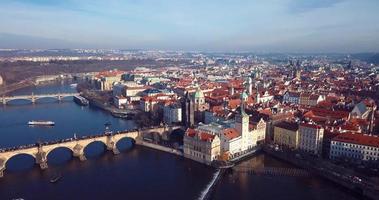 vista aérea del puente de carlos que cruza el río vltava en praga, república checa video