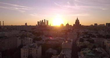 vista aérea a la puesta de sol vista panorámica al centro histórico de moscú video