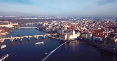 Flygfoto till Charles Bridge som korsar floden vltava i Prag, Tjeckien video