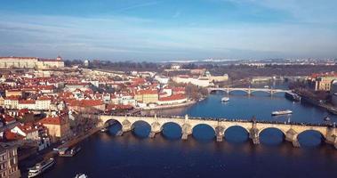 Flygfoto till Charles Bridge som korsar floden vltava i Prag, Tjeckien video