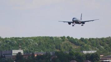 mosca, federazione russa, 31 luglio 2021 - filmato dell'atterraggio dell'aeroplano passeggeri all'aeroporto di sheremetyevo -svo-. concetto di turismo e viaggio. avvistamento aereo video