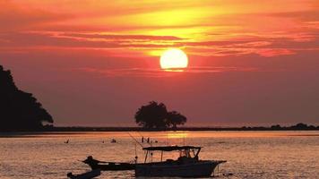 pôr do sol sobre a paisagem do oceano, nai yang beach, phuket, tailândia video