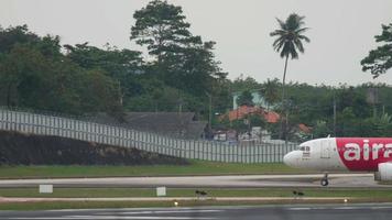 phuket, thailand 26 november 2017 - airasia airbus a320 hs bbb taxiën na de landing op de internationale luchthaven van phuket video
