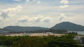 phuket, thailand 1. dezember 2016 - bangkok airways atr 72 600 nähert sich und landet auf dem flughafen phuket video