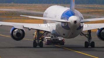 frankfurt am main, tyskland 21 juli 2017 - condor thomas cook boeing 767 d abuc bogsering med traktor för service. fraport, frankfurt, tyskland video