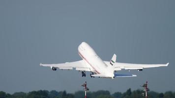 dusseldorf, alemania 22 de julio de 2017 - emiratos árabes unidos vuelo real boeing 747 a6 mmm salida. aeropuerto de dusseldorf, alemania video