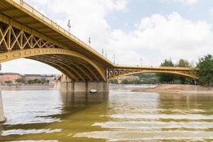 vista panorámica del puente margit recientemente renovado en budapest. foto