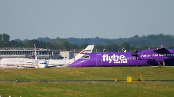 Düsseldorf, Tyskland 21 juli 2017 - flybe bombardier dash 8 q400 g prpn taxining före avgång. Düsseldorf flygplats, Tyskland video