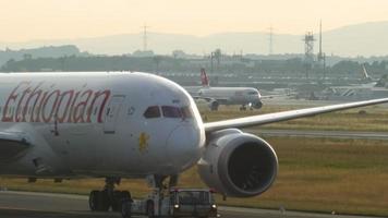 frankfurt am main, alemania 20 de julio de 2017 - boeing 787 dreamliner etíope siendo remolcado desde el servicio en fraport, frankfurt, alemania video