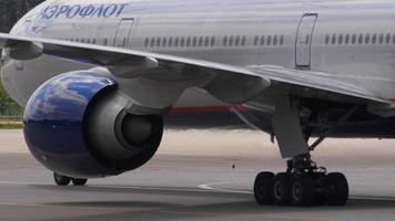 Moskva, ryska federationen 29 juli 2021 - Boeing 777 från aeroflot taxar efter landning på Sheremetyevo flygplats, Moskva -svo-. flygtrafiken. turism och resor koncept video