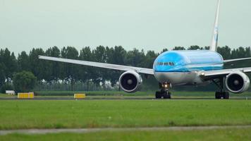 amsterdam, nederland 24 juli 2017 - klm royal dutch airlines boeing 777 ph bqc genaamd chichen itza versnellen en vertrekken op polderbaan 36l, shiphol airport, amsterdam, holland video