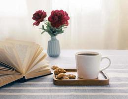 Bodegón con una taza de café y un libro. el ambiente de una mañana acogedora. foto