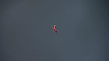 kazan, federazione russa, 16 giugno 2019 - campione del mondo assoluto di sport aeronautici svetlana kapanina su aereo sportivo extra 330lx esegue acrobazie aeree, campionato mondiale di corsa aerea Red Bull 2019 video