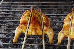 pollo a la parrilla en una cazuela dorada foto