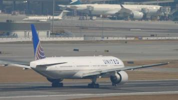 hong kong 10 november 2019 - United Airlines Boeing 777 n234iu accelererar före start, chek lap kok internationella flygplats, hong kong,. video