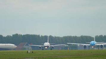 amsterdam, holanda 25 de julho de 2017 - airbus a320 g eupg da British Airways acelerando para decolar em polderbaan 36l, aeroporto de schiphol, amsterdam, holanda video