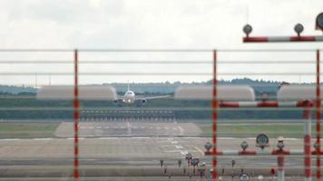 imagens de avião se aproximando para pousar no aeroporto internacional de dusseldorf -dus-. conceito de viagens e turismo video