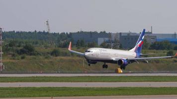 Moscou, Federação Russa, 31 de julho de 2021 - Boeing 737 aeroflot de passageiros comerciais pousando no aeroporto de Sheremetyevo. chegada da aeronave video
