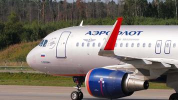 Moskva, ryska federationen 31 juli 2021 - Airbus A320 från aeroflot taxar efter landning på sheremetyevo flygplats -svo-. flygplansrörelse från höger till vänster, vy av cockpit närbild video