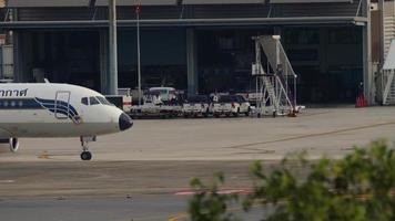 phuket, thailand 26. november 2019 - royal thai air force sukhoi superjet 100 95lr 60208 rollt nach der landung am internationalen flughafen phuket video