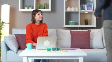 travail d'équipe à la maison. personnel travaillant à domicile. ils opèrent à partir de l'ordinateur en fonction des notes qu'ils ont entre les mains. video