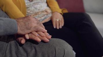 largos años de amor. anciana poniendo sus manos sobre la mano de su marido. un matrimonio feliz y pacífico. camara lenta. video