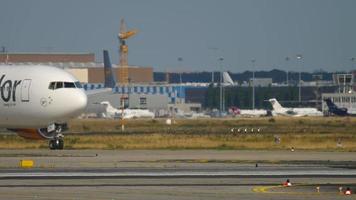 frankfurt am main, duitsland 18 juli 2017 - condor airlines boeing 767 taxiënd voor vertrek. fraport, duitsland. video