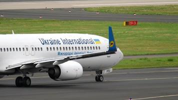 dusseldorf, duitsland 23 juli 2017 - oekraïne internationale boeing 737 ur psi taxiën voor vertrek. dusseldorf luchthaven, duitsland video