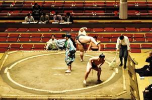 tokio, japón, 2021 - luchadores en torneo de sumo foto