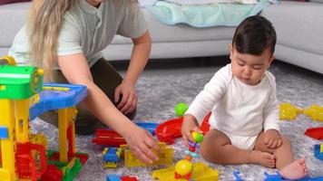 Baby und Mutter spielen und erziehen. Während die Mutter mit ihrem Baby spielt, trainiert sie auch. video