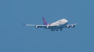 phuket, tailândia 12 de novembro de 2019 - 10 de junho de 2020 - thai airways boeing 747 na aproximação final antes de pousar no aeroporto internacional de phuket. video