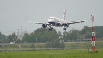 amsterdam, pays-bas 27 juillet 2017 - british airways airbus a320 g euyx atterrissant sur polderbaan 36l, aéroport international de schiphol. video